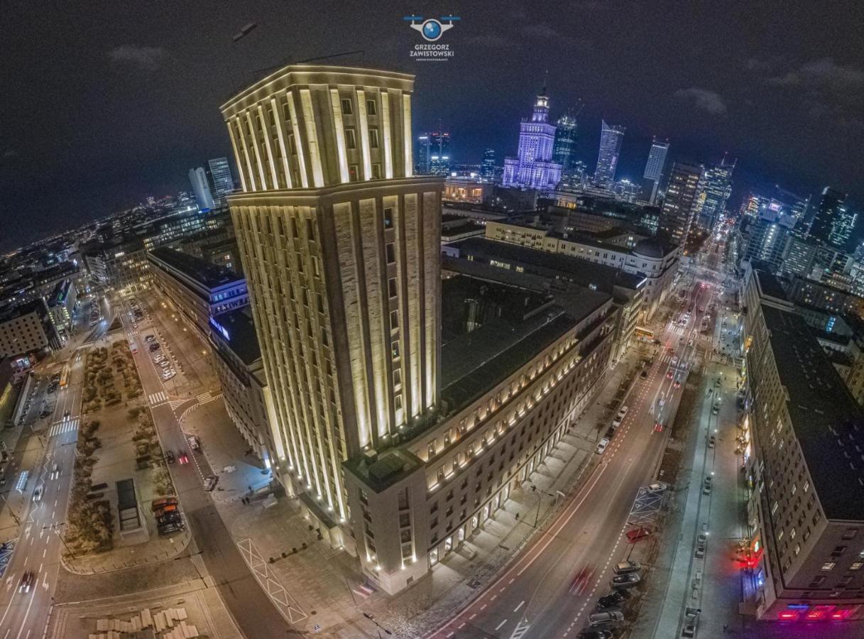 Butas Red Centrum: Panoramic Views With High-speed Wi-fi And Smart Entertainment *